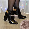 Черевики жіночі лакові на високому стійкому каблуці, декоровані ланцюгом, фото 2