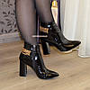 Черевики жіночі лакові на високому стійкому каблуці, декоровані ланцюгом, фото 4