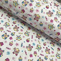 Ситець із різнобарвними совами та тістечками на білому тлі, ширина 95 см