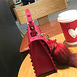 Сумка жіноча з підвіскою, розмір S (червона), фото 5