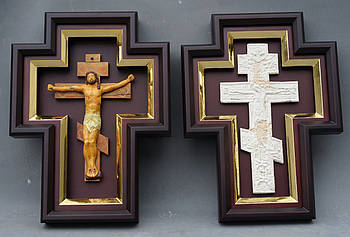 Кіоти для хреста або розп'яття з золоченої рамою.