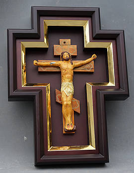 Кіот для хреста або розп'яття з золоченої рамою.