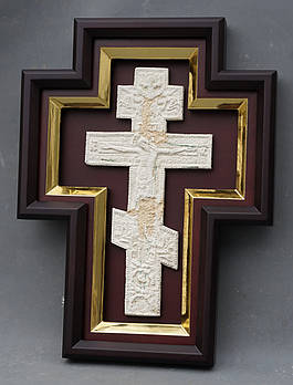 Кіот для хреста або розп'яття з золоченої рамою.