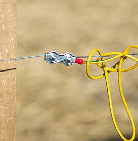Зажимы сдельные - неотъемлемы атрибут.  Применяется для подключения генератора пастуха с токоведущей линией  и соединения (сращивания) между собой проводников (бечевки, провода) электропастуха.