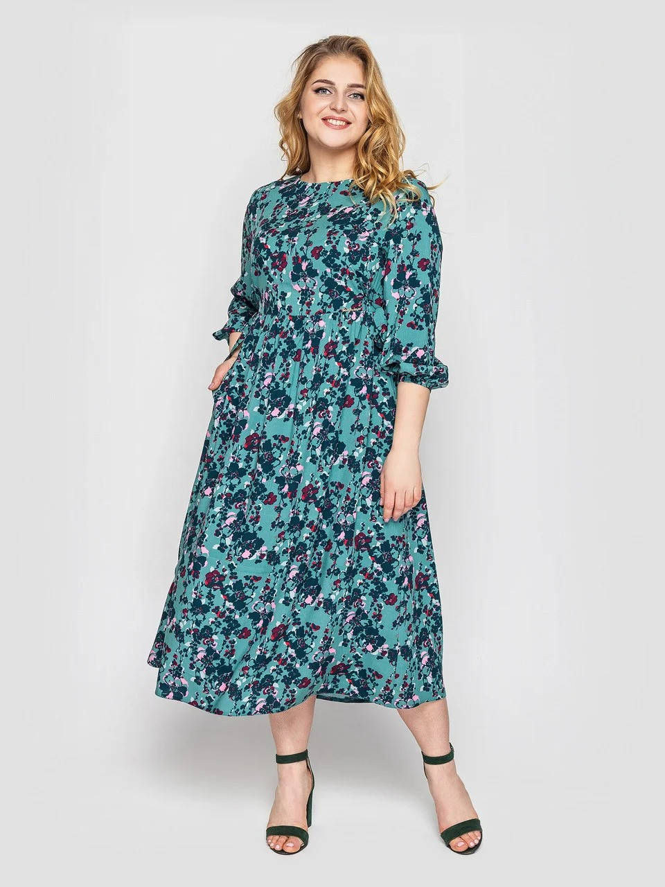 

Свободное, красивое платье миди на весну-лето 2021 цвет изумруд, большие размеры от 52 до 58