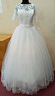 Ніжна біла весільна сукня з рукавами 3/4 і вишивкою, розмір 52