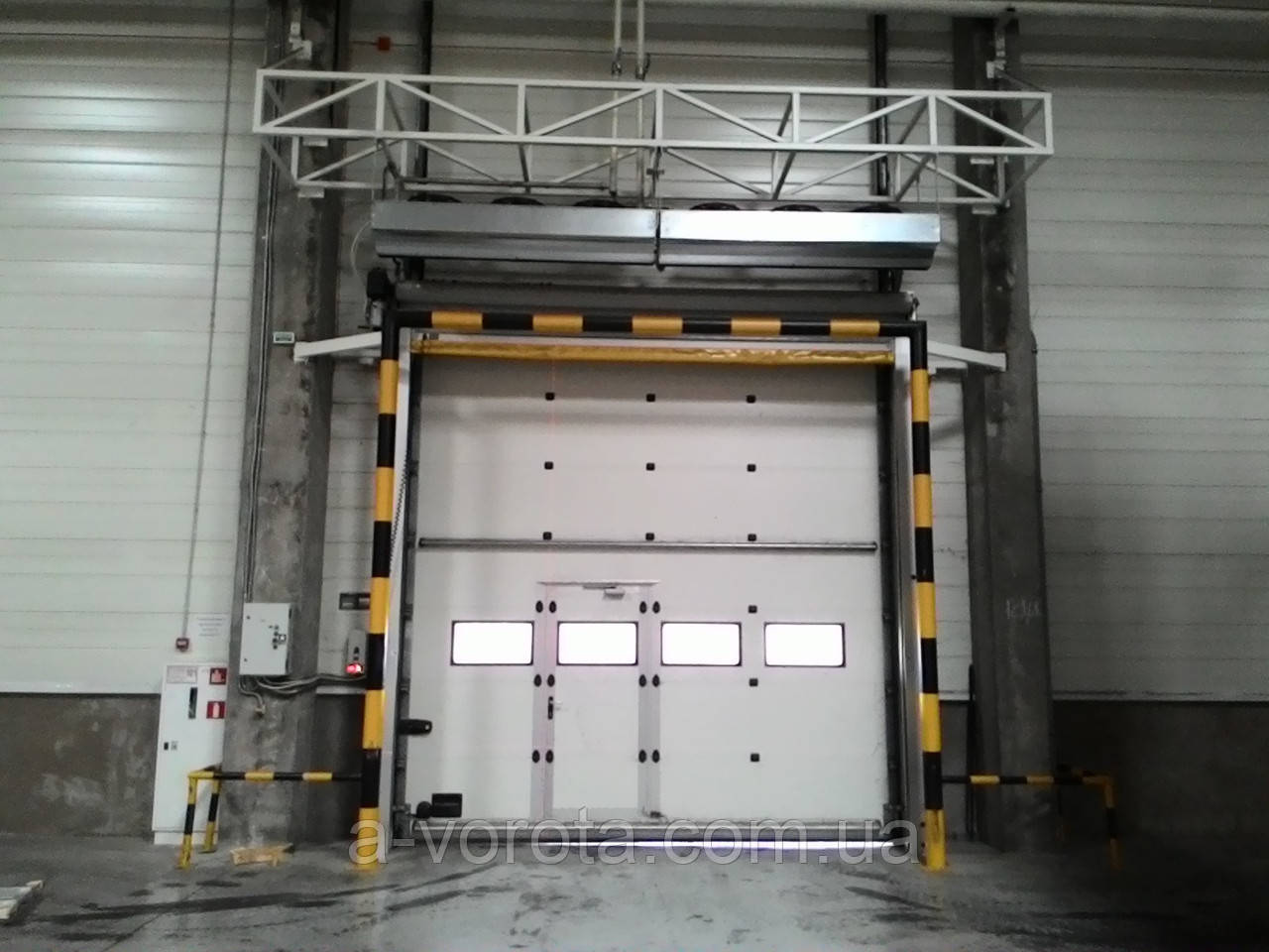 Промышленные секционные гаражные ворота FuturaGate 3 000×3 000 мм - фото 7 - id-p896152876