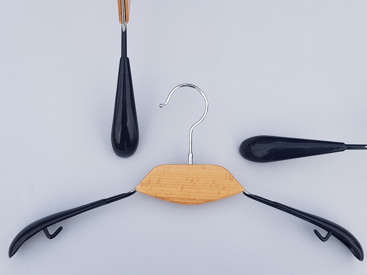 Плічка вішалки тремпеля металевий в силіконовому покритті зі вставкою із світлого дерева, довжина 40 см