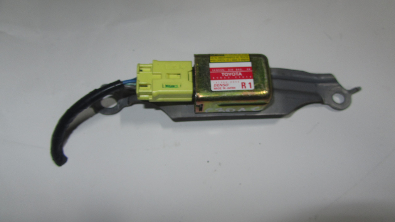 Датчик удару фрон задній правий Toyota Camry 30 8883333010