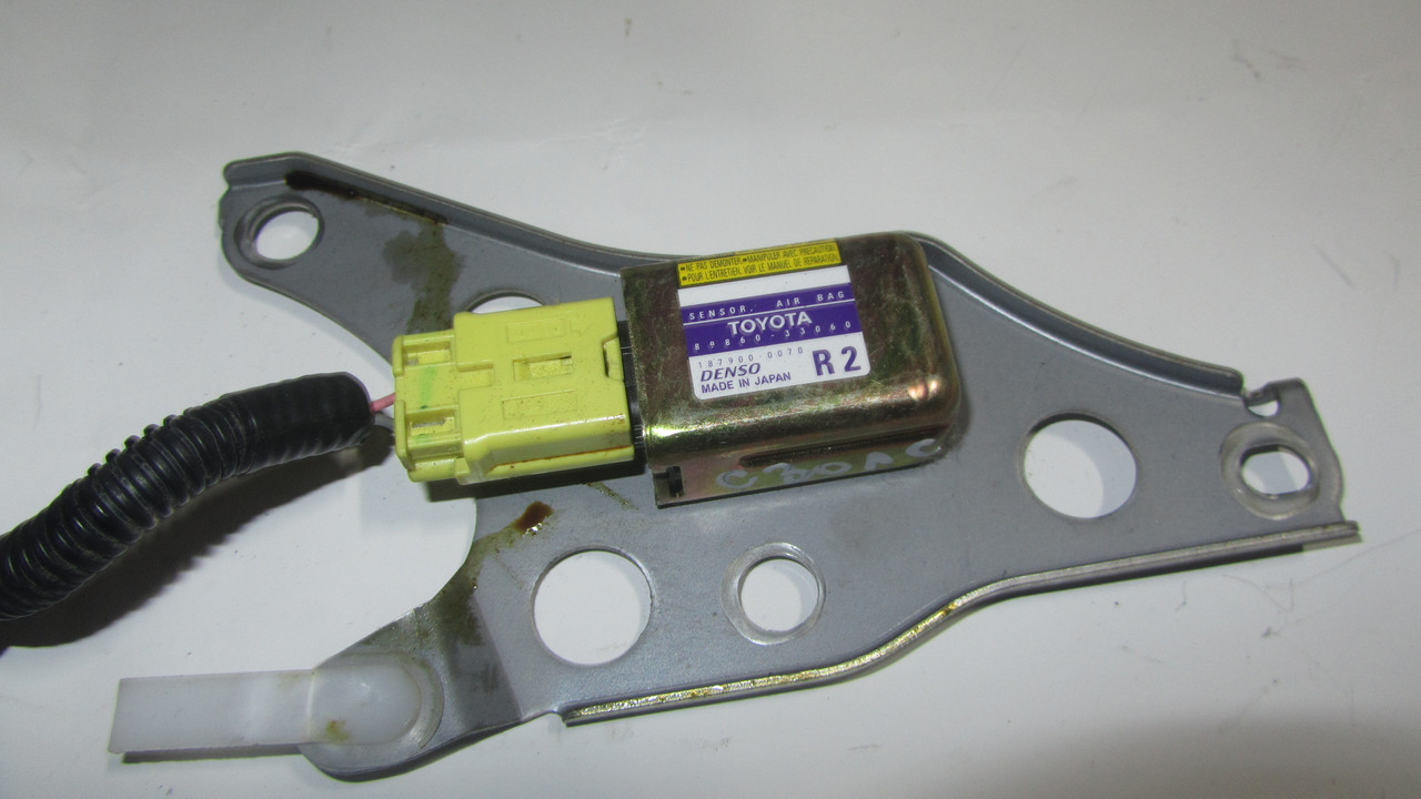 Датчик удару бічний правий Toyota Camry 30 8986033060