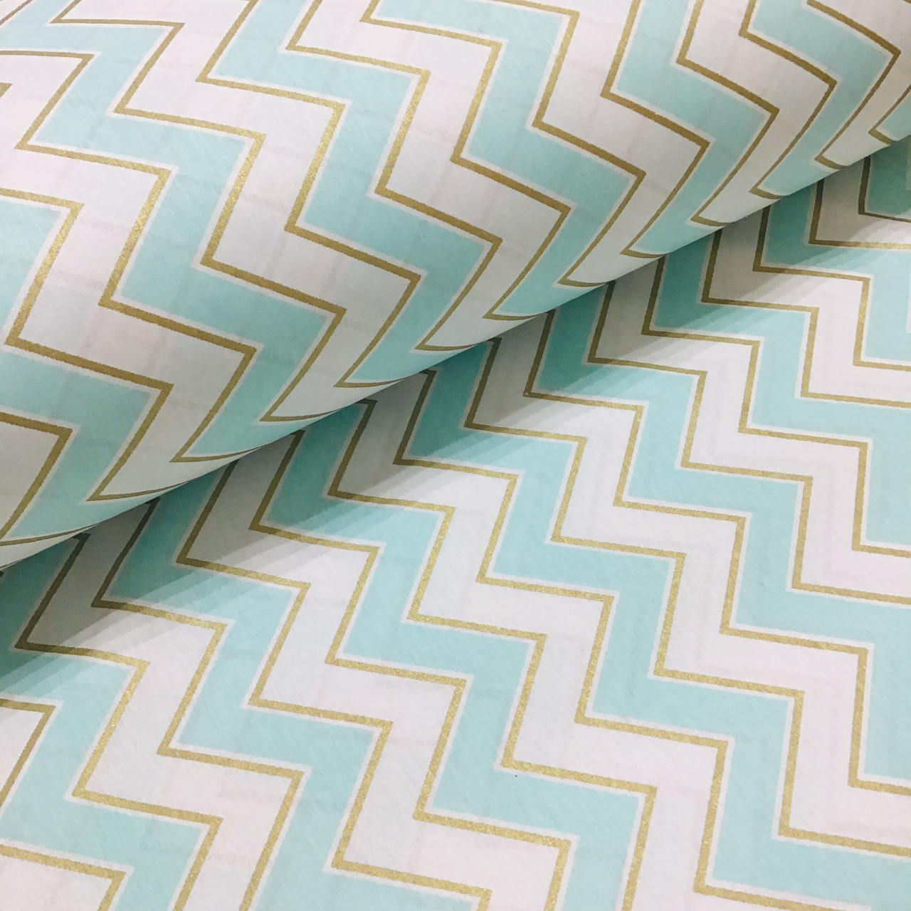 ВІДРЕЗ (0,85 * 2,4 м) Тканина поплін зиґзаґ м'ятно-білий із золотим глітером (ТУРЦІЯ шир. 2,4 м) (R-FR-0136), фото 1