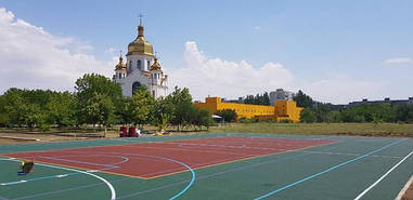 Запорожье. Спортивная площадка на территории церкви.