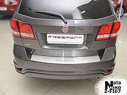 Накладка на бампер з загином Fiat Freemont з 2011 р. (Carbon)