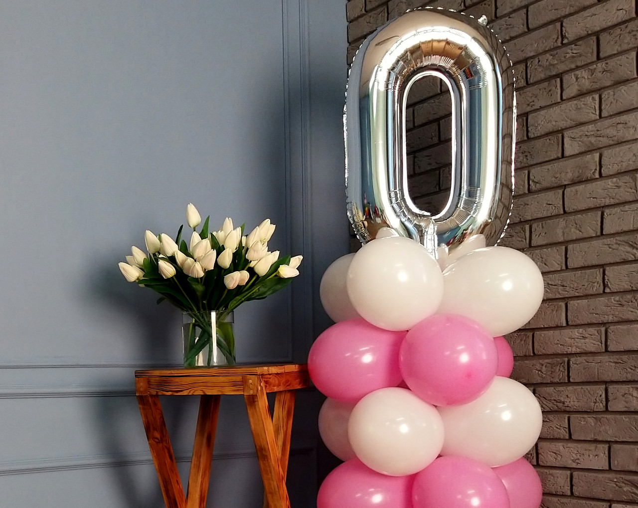 Композиція з повітряних кульок "Стійка з цифрою "0" (біло-рожевий)