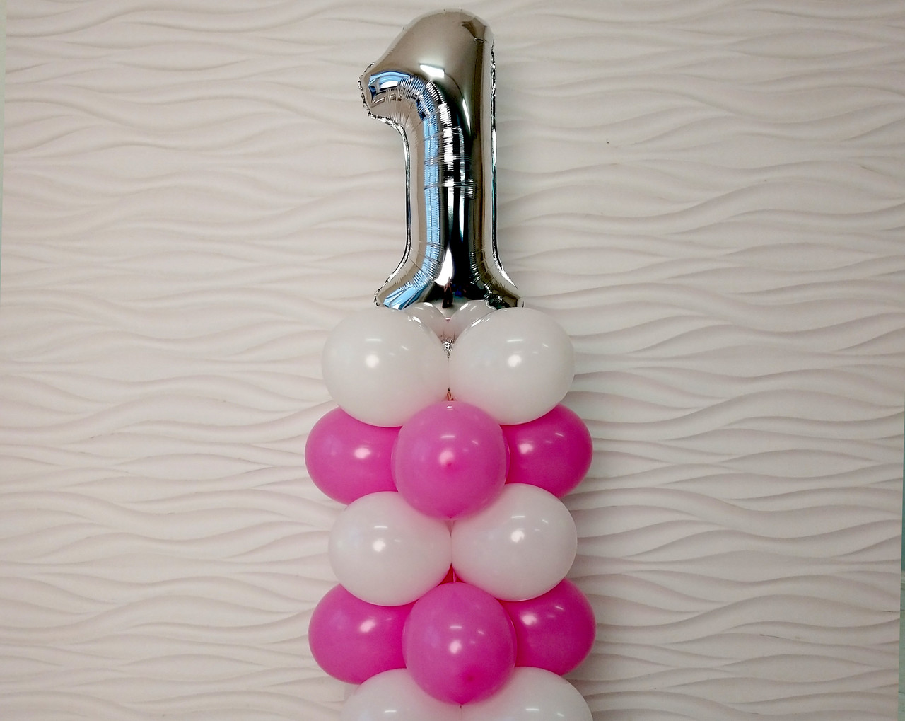 Композиція з повітряних кульок "Стійка з цифрою "1" (біло-рожева)