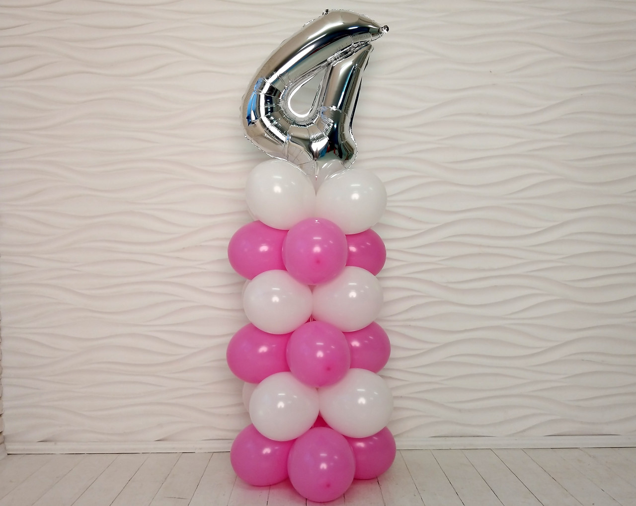 Композиція з повітряних кульок "Стійка з цифрою "4" (біло-рожева)