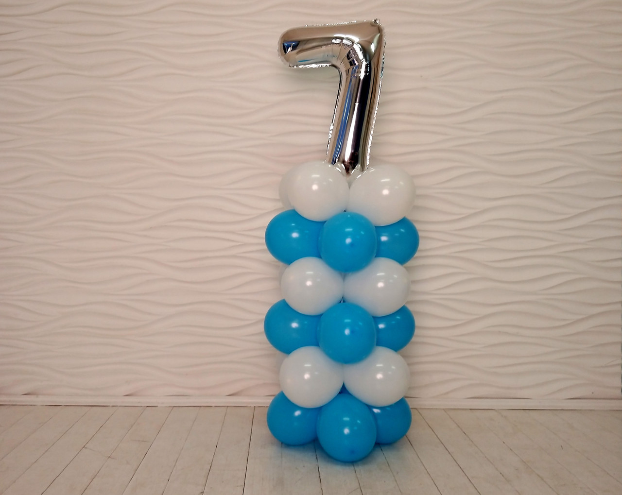 Композиція з повітряних кульок "Стійка з цифрою "7" Насос у комплекті