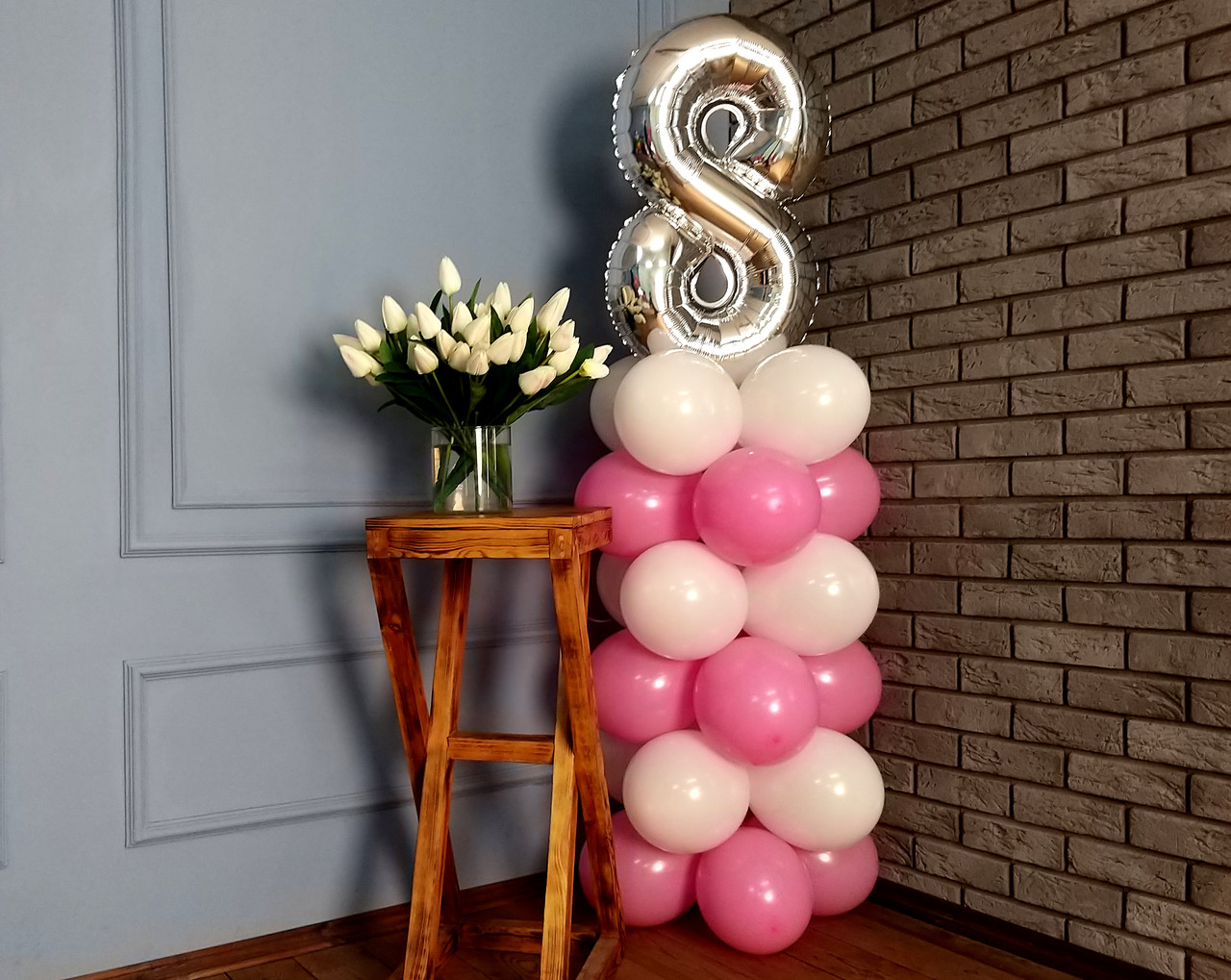 Композиція з повітряних кульок "Стійка з цифрою "8" (біло-рожева)