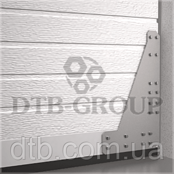 Роликодержатели на нижній секції воріт закріплені дуже міцно. Посилення металом кріплення нижніх кронштейнів воріт