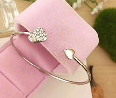 Браслет із сердечками в стразах сріблястий