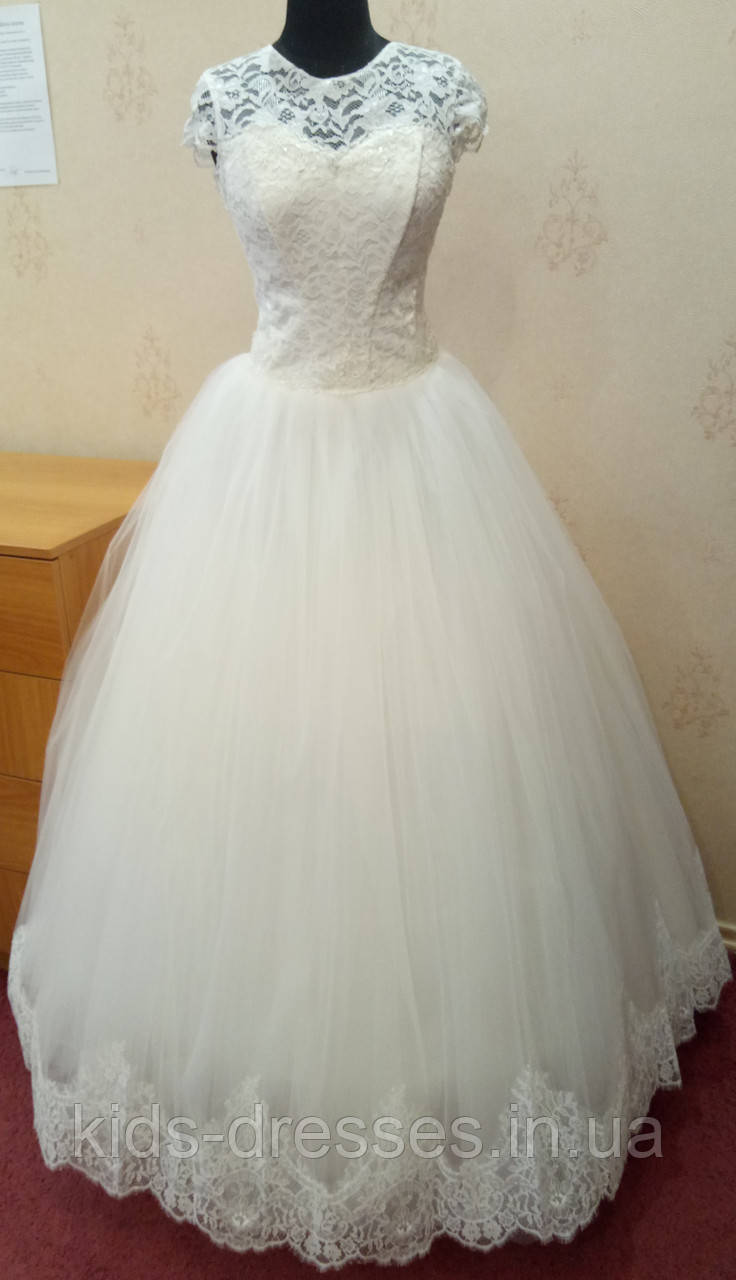 Мереживна весільна сукня кольору ivory з коротким рукавчиком і ручною вишивкою бісером, розмір 48