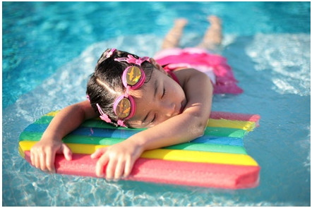 прозора і чиста вода в басейні при використанні диатомитового фільтра Hayward ProGrid