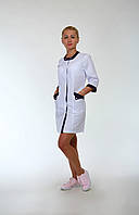 Білий жіночий медичний халат з баклажановыми вставками.