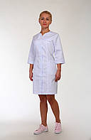 Белый женский коттоновый медицинский халат с оригинальными складками в области воротника.