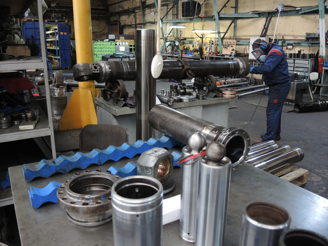 Ремонтний цех, виготовлення гідроциліндра Спеціаліст з ремонту гідравліки