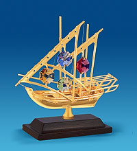 Позолочена фігурка "Яхта на підставці" з кольоровими кристалами Сваровскі AR-4424/GA