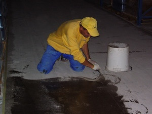 Знепилювання й зміцнення бетонної підлоги