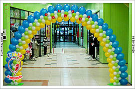 Арка з пласкої гірлянди з повітряних кульок.