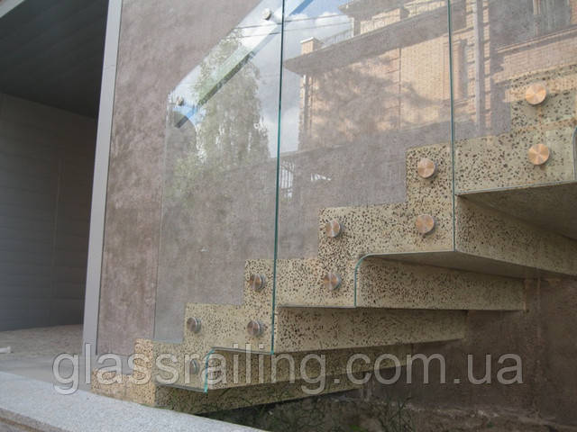  Lestnica betonnaya zerkalnaya