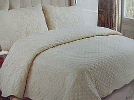 Стьобане покривало в молочних тонах із королівським вензелем