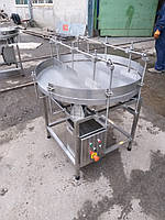 Обертовий накопичувальний стіл для тари 