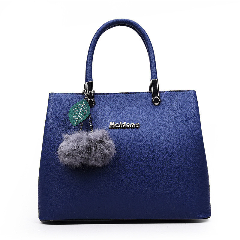 Каркасна жіноча сумка з брелочка синього кольору