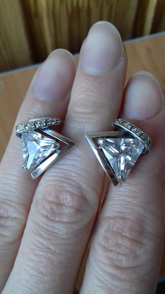 Срібні сережки з трикутним каменем Триніті, фото 1