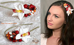 Обідок із ягодами та білою тропічною орхідеєю