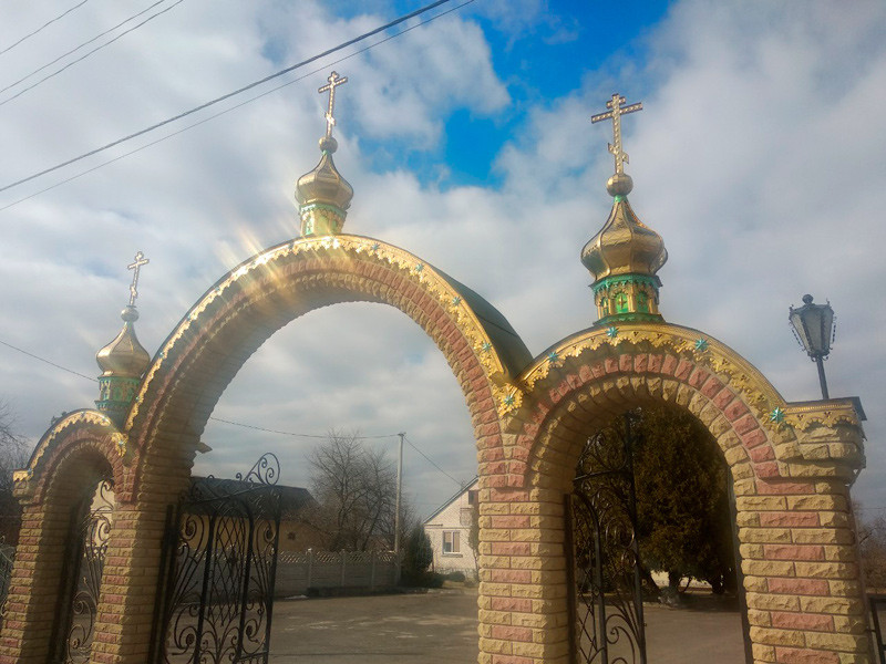 Куполи з хрестами на арки огорожі храму