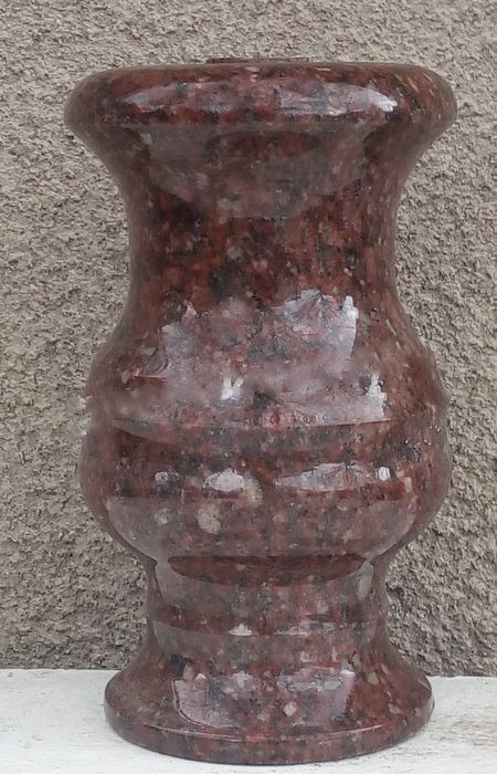 Ваза з граніту токівський (червоно-бурий) 20 см