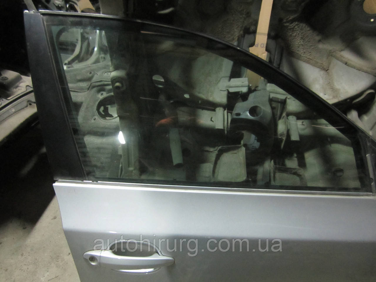 Скло передні правих дверей BMW E61/Е60 5-series