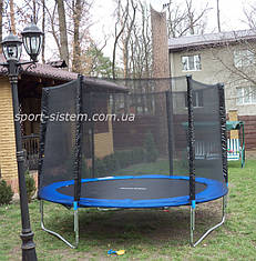 Батут с защитной сеткой предназначен для всей семьи.