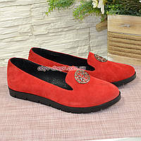 Женские замшевые туфли-мокасины на утолщенной черной подошве. Цвет красный