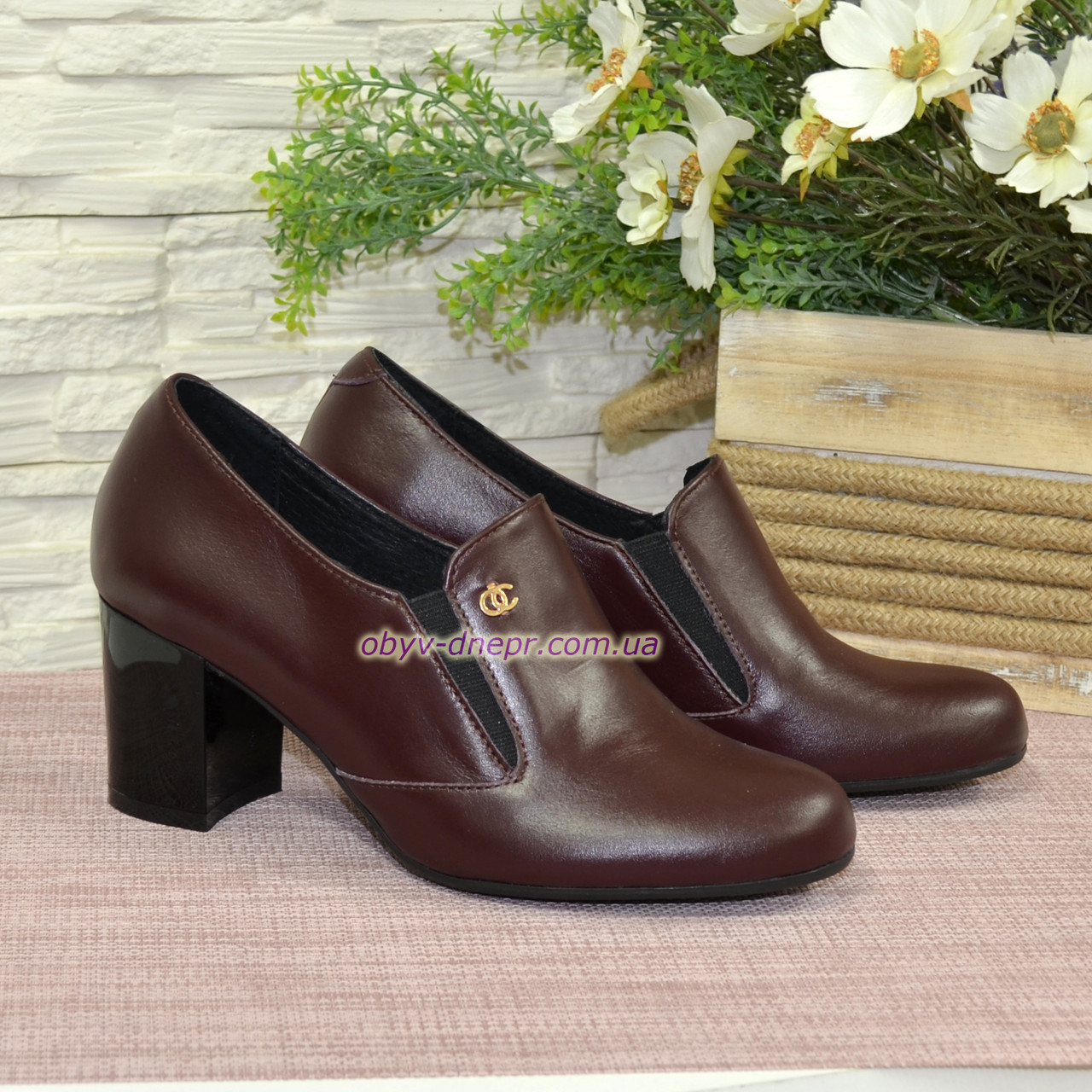 Шкіряні жіночі туфлі на невисокому каблуці, декоровані фурнітурою. Бордовий колір, фото 1