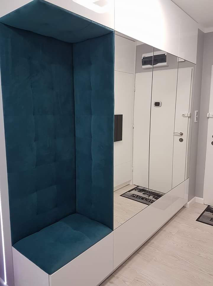 Прихожая с мягкой бирюзовой сидушкой и шкафом с зеркалами по выгодным ...