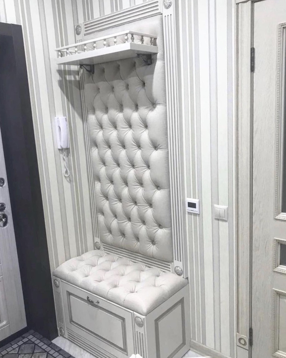 Передпокій білий із м'якою сидушкою в стилі сучасної класики