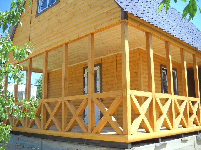 Дачний будиночок 6м × 8м, 2 поверхи з блокхаус з терасами.