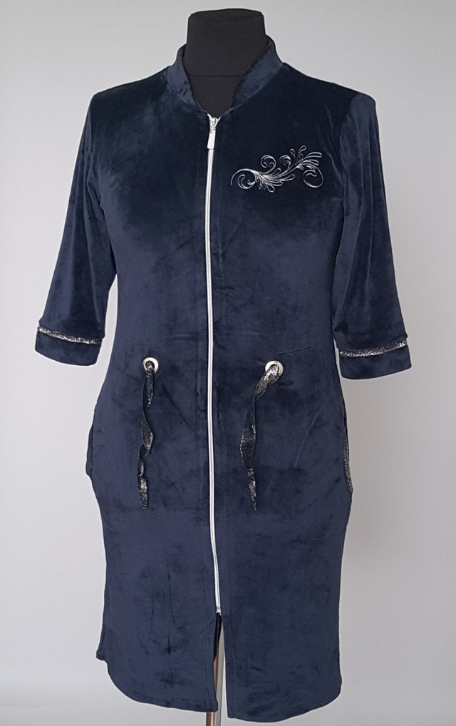 изображение женский велюровый халат на молнии 