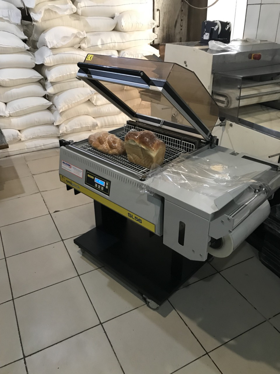Кутова термозбіжна пакувальна машина з кришкою термоусадка SmiPack SL 56 б/в Італія