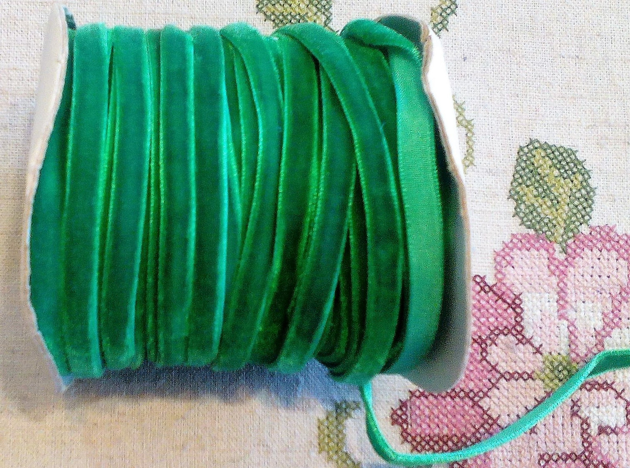 Тасьма велюрова, ширина 0.6 см (зеленого кольору)